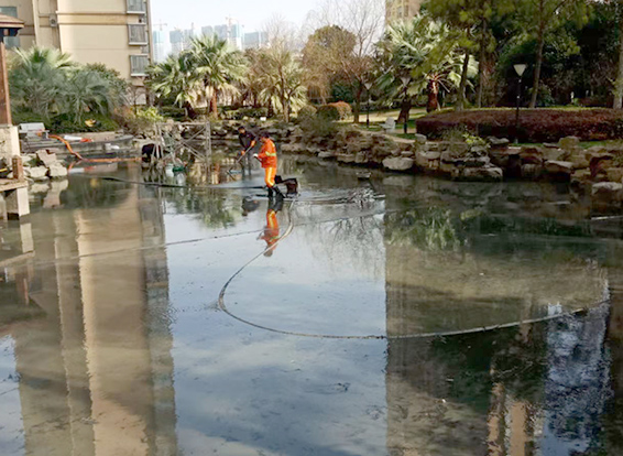 万山景观池淤泥清理