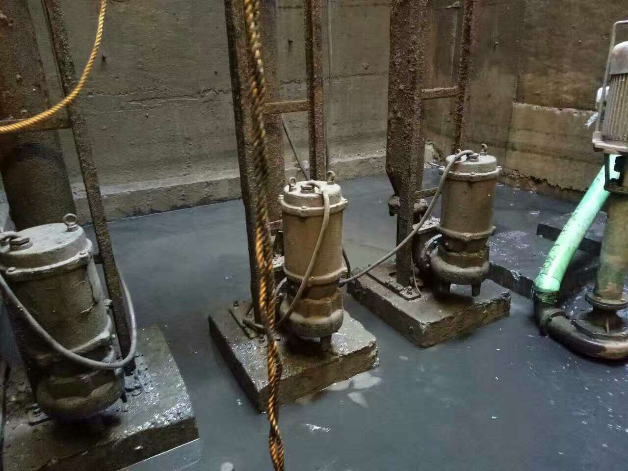 万山污水池清理