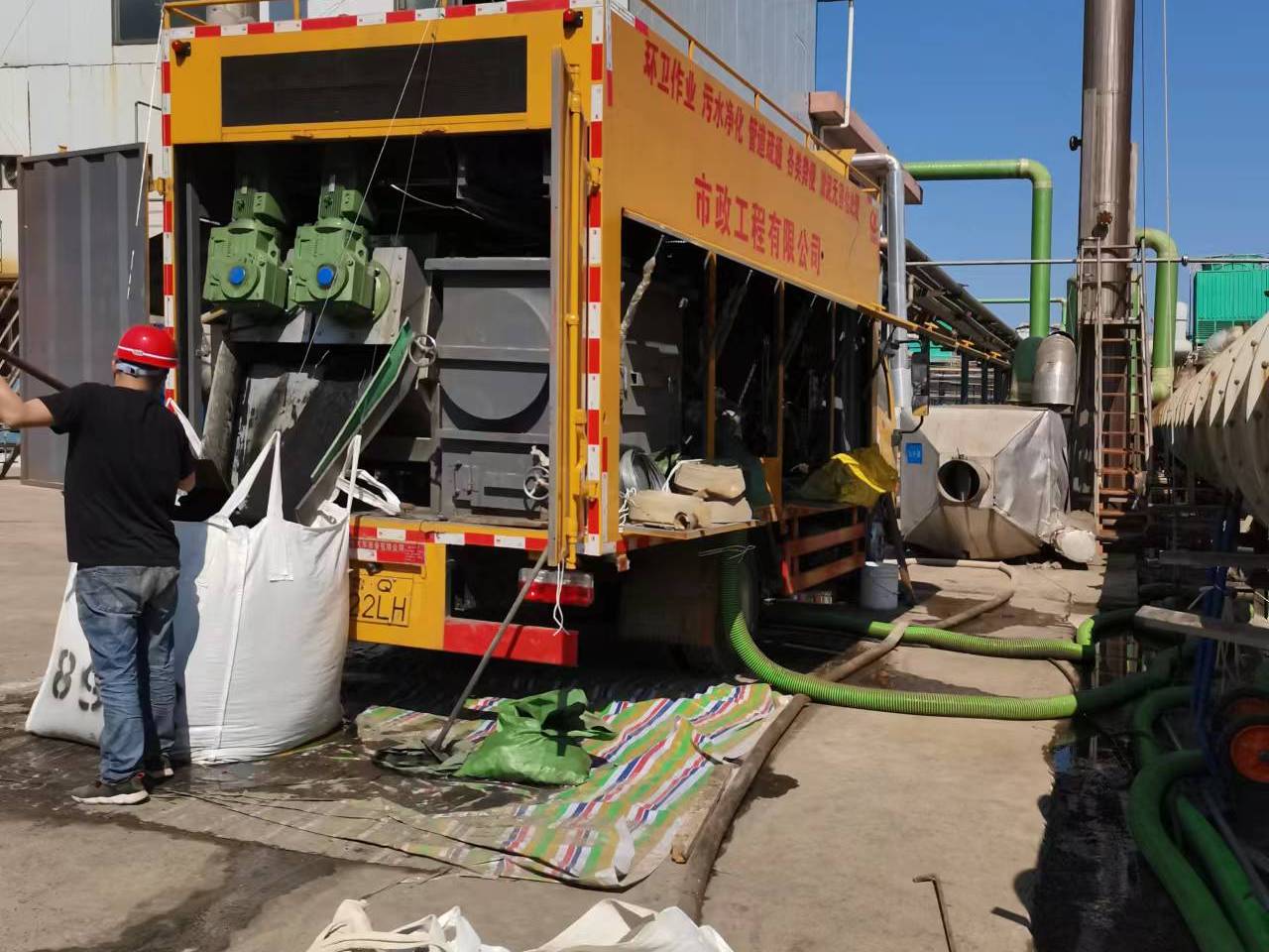 万山淤泥压干处理