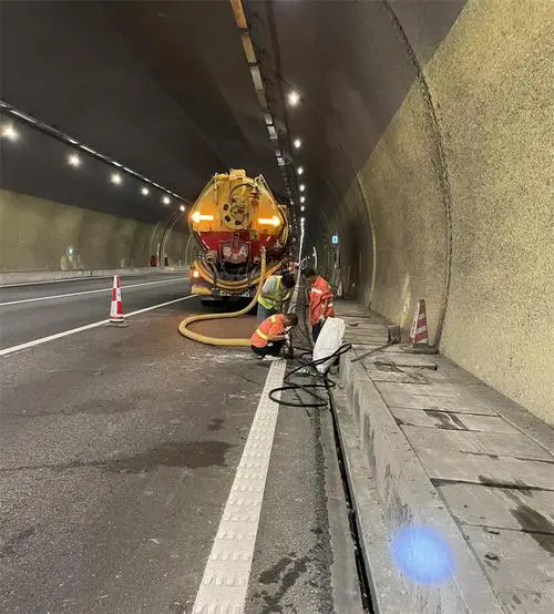 万山隧道排水渠清淤